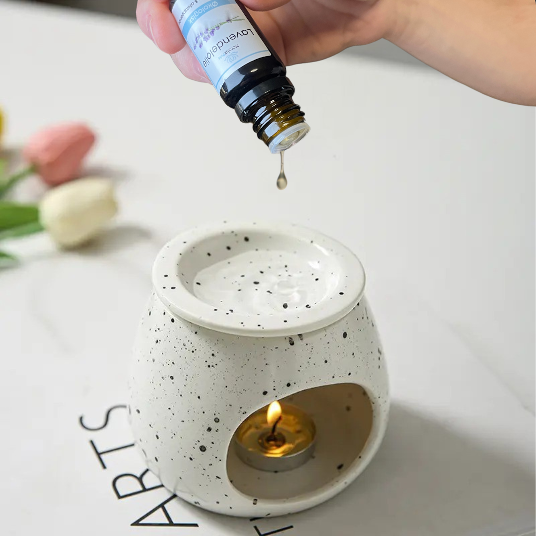 Lavendelolie dryppes i aromabrænder
